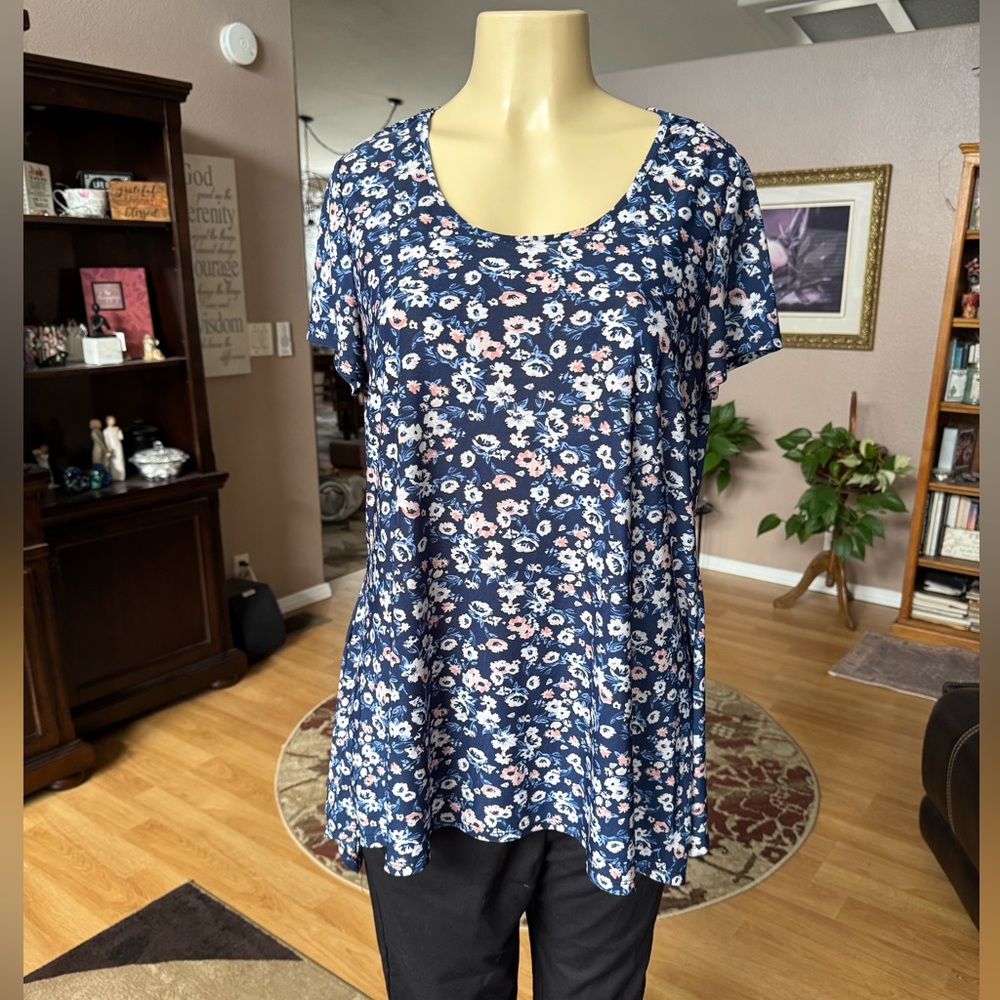 Emily Stacy blue floral short sleeve blouse-size L